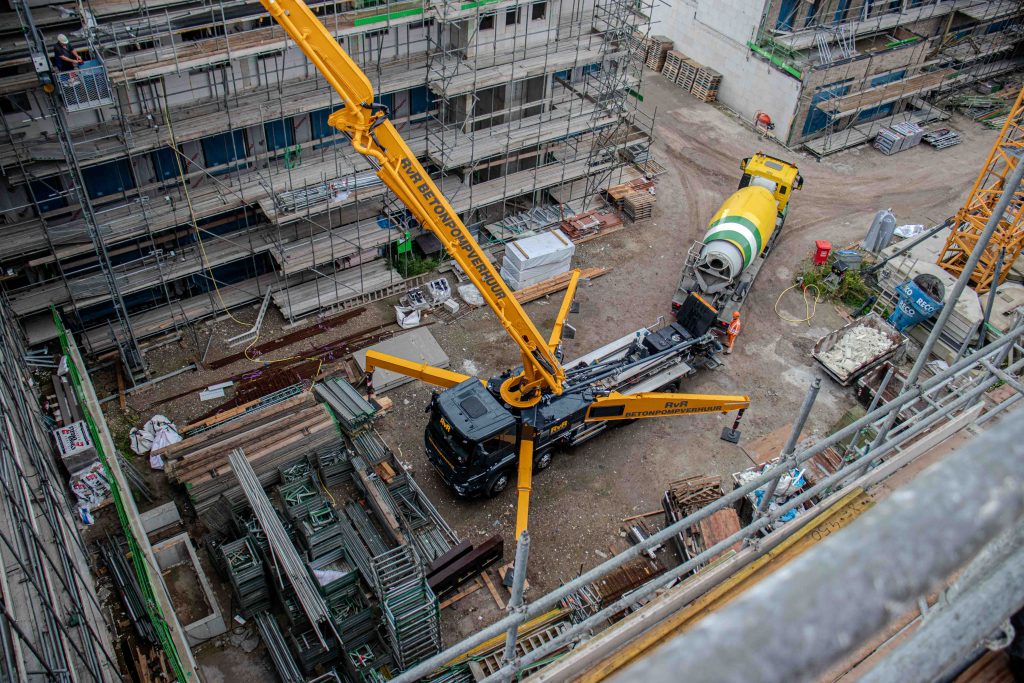 Grote betonpomp in actie voor Burgland Bouw