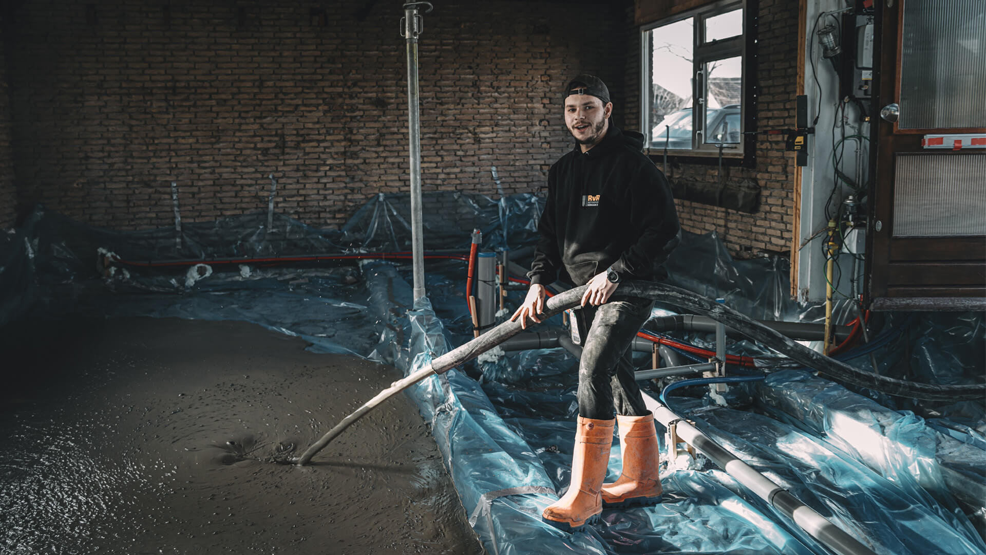 Machinist van RvR in actie bij het storten van schuimbeton, ideaal voor lichte constructies en isolatietoepassingen