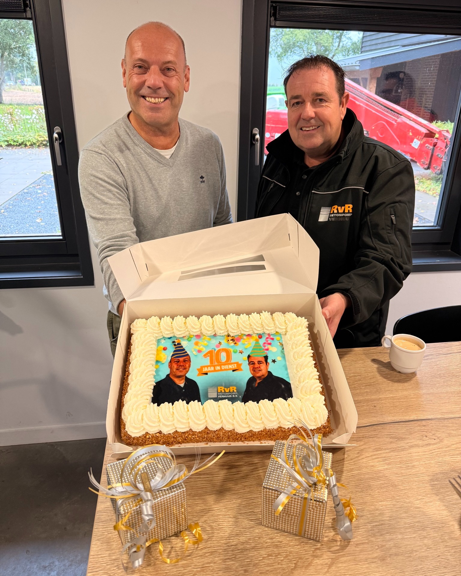 Peter en Wim 10 jaar in dienst! 🎉 

Vandaag vieren we het jubileum van deze twee toppers. In de afgelopen tien jaar hebben ze ontzettend veel mooie opdrachten binnengehaald en talloze projecten in goede banen geleid. Twee vaste gezichten waar we altijd op kunnen rekenen.

Vandaag stonden ze terecht even in het zonnetje, met taart, een mooi horloge en een bos bloemen.

Peter Kok en Wim van den Oever, bedankt voor jullie inzet en betrokkenheid. Op naar de volgende 10 jaar!