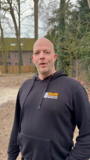 In Zeist hebben wij onlangs een mooie bijdrage geleverd aan de nieuwbouw van de Vrije School. In totaal hebben we 466 m³ schuimbeton gestort, verdeeld over vijf verschillende fasen. 

Dit project wordt gerealiseerd door Bouwbedrijf van Engen B.V. waarbij wij zijn ingeschakeld door Gert Cazant.

Bij dit project staat duurzaamheid centraal. Schuimbeton sluit daar perfect op aan. Daarnaast is schuimbeton licht van gewicht, heeft het een sterke isolatiewaarde en is het ideaal om al het leidingwerk netjes in weg te werken. 

Het resultaat? Een strakke, egale en isolerende ondervloer waar de school straks op verder gebouwd wordt. Weer een project waar we met trots op terugkijken. 💪🏼🔥

#rvrbetonpompverhuur #zeist #schuimbeton #bouw