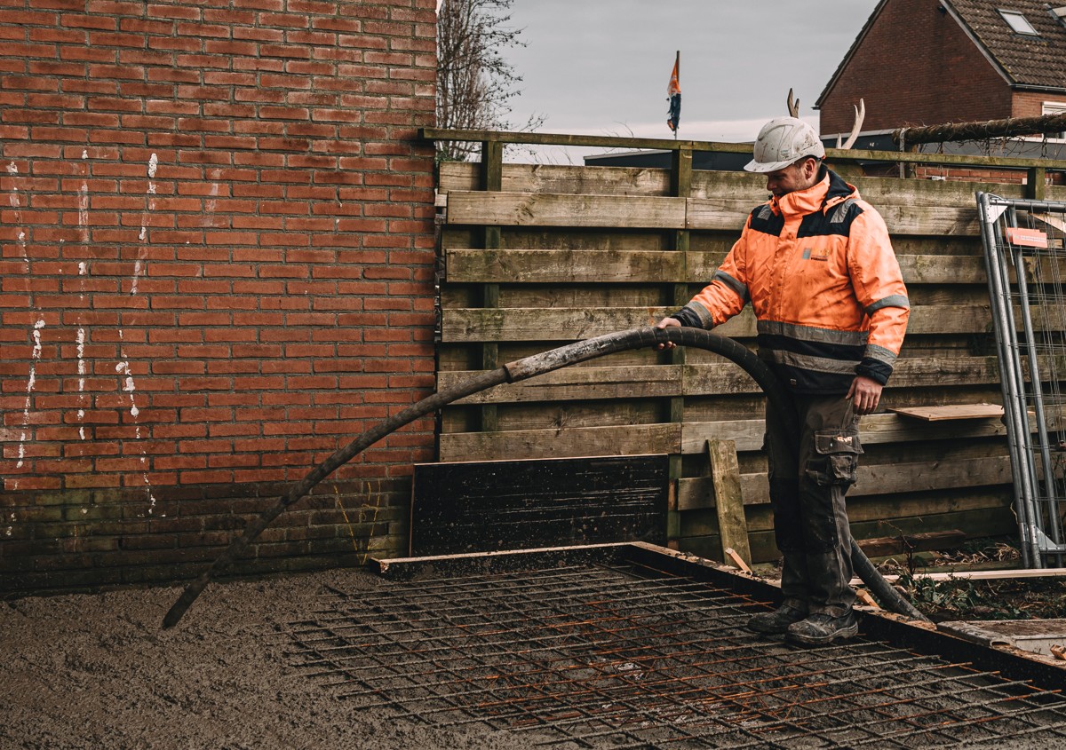 Beton wordt gestort voor een vloer bij een particulier.