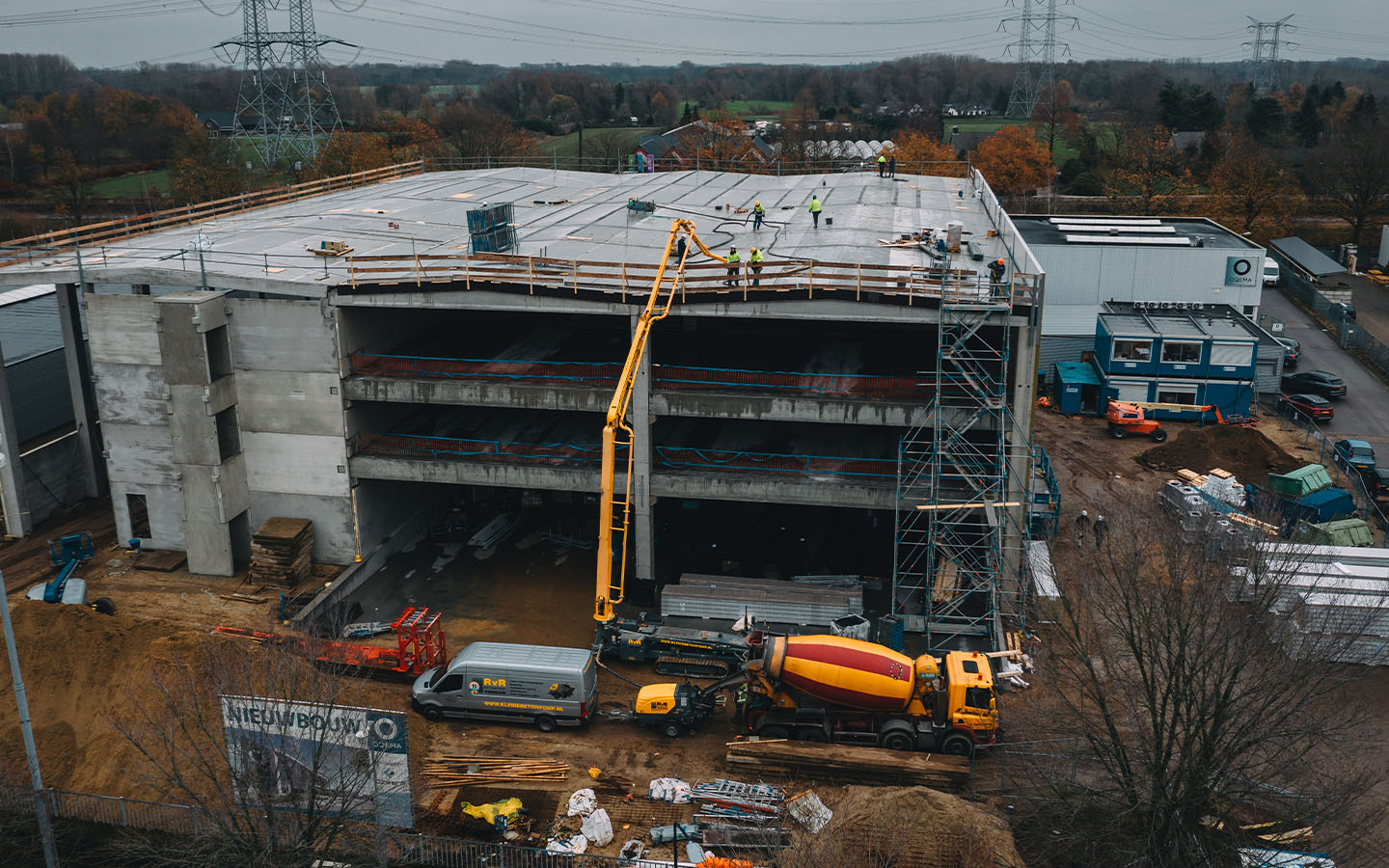 RvR Betonpomp verhuur Materieel Rupsbetonmast Luchtfoto