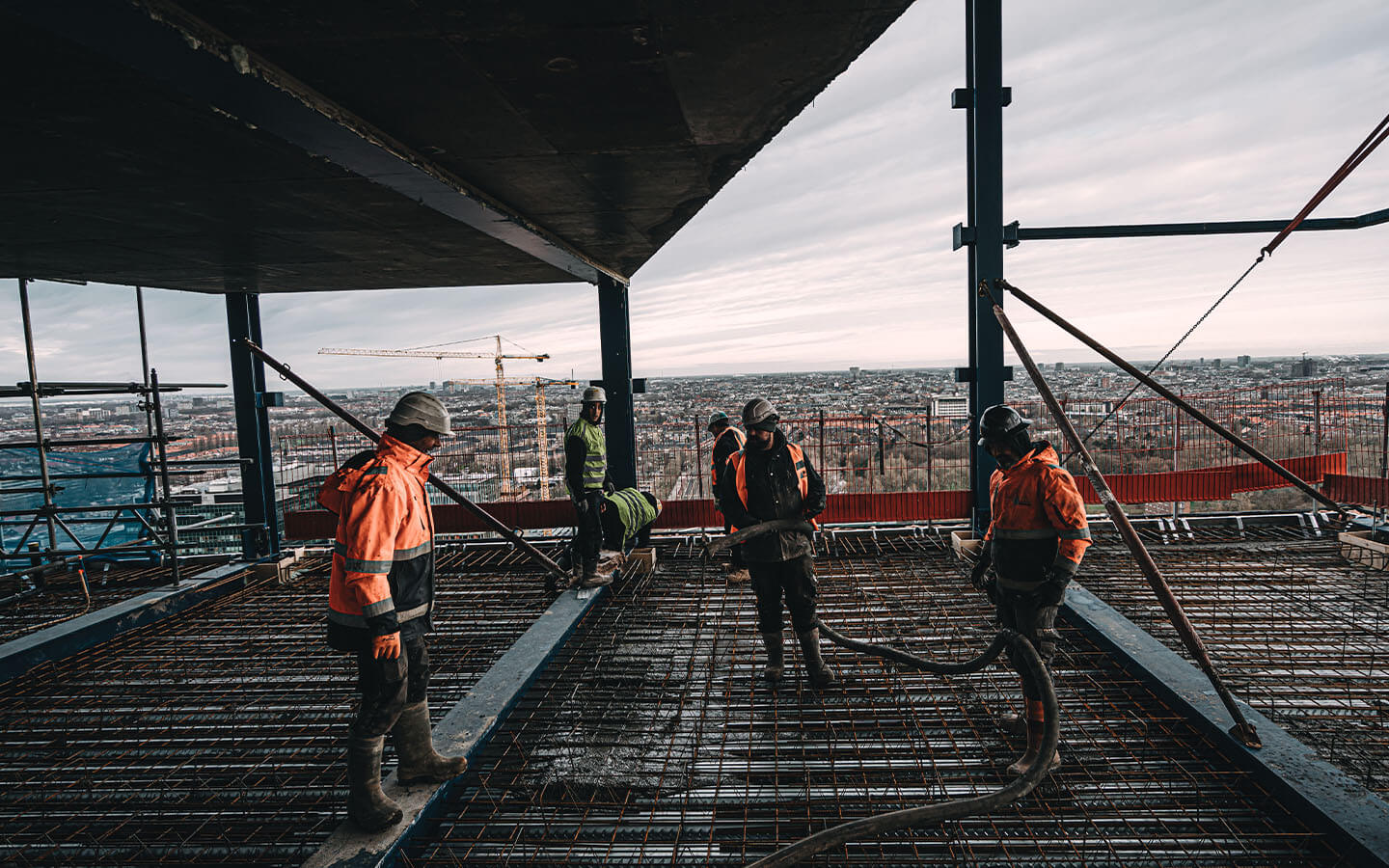 RvR Betonpomp verhuur Werkzaamheden Zakelijk Hoogbouw Beton storten op hoogte