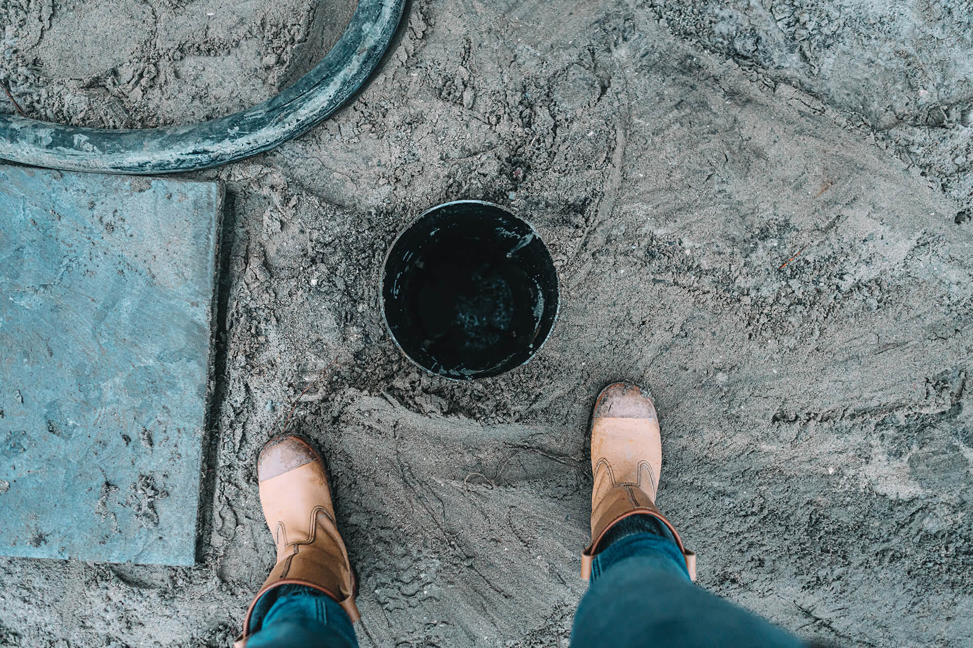 Een buispaal die gevuld moet worden met beton voor het versterken van een fundering of constructie.