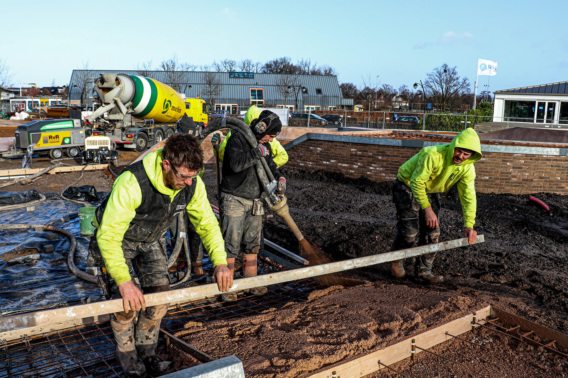 Spuitbeton wordt toegepast op de vloer voor versterking en duurzaamheid door RvR Betonpomp Verhuur. Spuitbeton wordt aangebracht op de vloer voor een stevige en duurzame afwerking door RvR Betonpomp Verhuur.