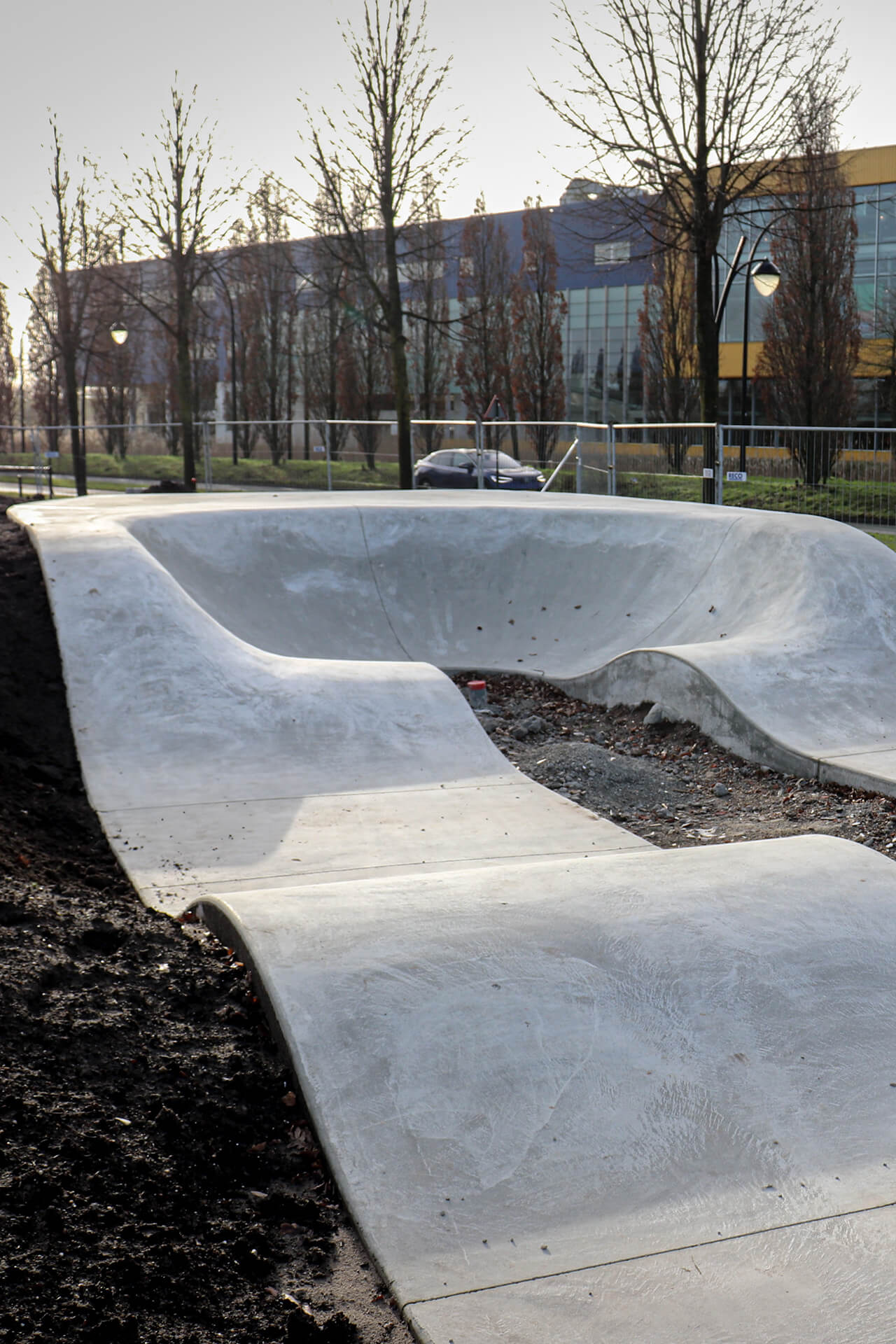 Spuitbeton voor de constructie van een skatepark door RvR Betonpomp Verhuur voor een glad en robuust oppervlak. Spuitbeton wordt gebruikt voor de constructie van een skatepark, aangebracht door RvR Betonpomp Verhuur.