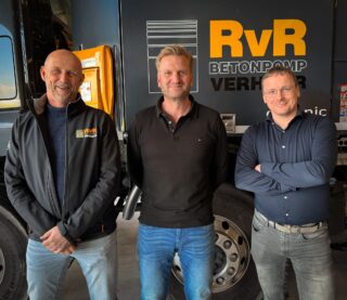 We stellen je graag voor aan Sven, onze nieuwe bedrijfsleider! 😄

De kans is groot dat je hem binnenkort een keer tegenkomt. Op kantoor, aan de telefoon of gewoon op een project. Want stilzitten is er voor hem niet echt bij.

Sven komt uit het Brabantse Ravenstein en bracht bij zijn tweede sollicitatiegesprek iets mee wat we hier niet snel vergeten: Bossche bollen. Of het een slimme zet was of gewoon goed gevoel voor timing, weten we nog steeds niet. Feit is wel: ze smaakten goed en hij zit hier nu.

Inmiddels werkt hij twee maanden bij RvR Betonpomp Verhuur en begint hij steeds meer zijn plek te vinden. Zoals je dat hier doet: door gewoon mee te draaien, mee te kijken en vooral door te doen. Maar wat hem echt typeert, zie je niet op zijn cv.

Sven is nieuwsgierig. Niet alleen naar ons vak en naar alle collega's, maar ook naar alles daaromheen. In zijn vrije tijd pakt hij liever het Financieel Dagblad, een technisch of managementboek dan een roman. Dat is voor hem echt ontspanning. En wij profiteren daar stiekem een beetje van mee, want hij vertaalt die inzichten direct naar concrete ideeën en kansen voor RvR. 

De komende tijd wil hij nog vaker naar buiten. De bouwplaats op, meelopen met de machinisten en zelf ervaren hoe het er in de praktijk aan toe gaat. Op kantoor ligt er ondertussen ook genoeg op hem te wachten. Juist die combinatie van meedenken en meedoen past hem goed.

Sven, we zijn blij dat je er bent. En voor de zekerheid: die Bossche bollen mogen best nog een keer mee hoor. 😉