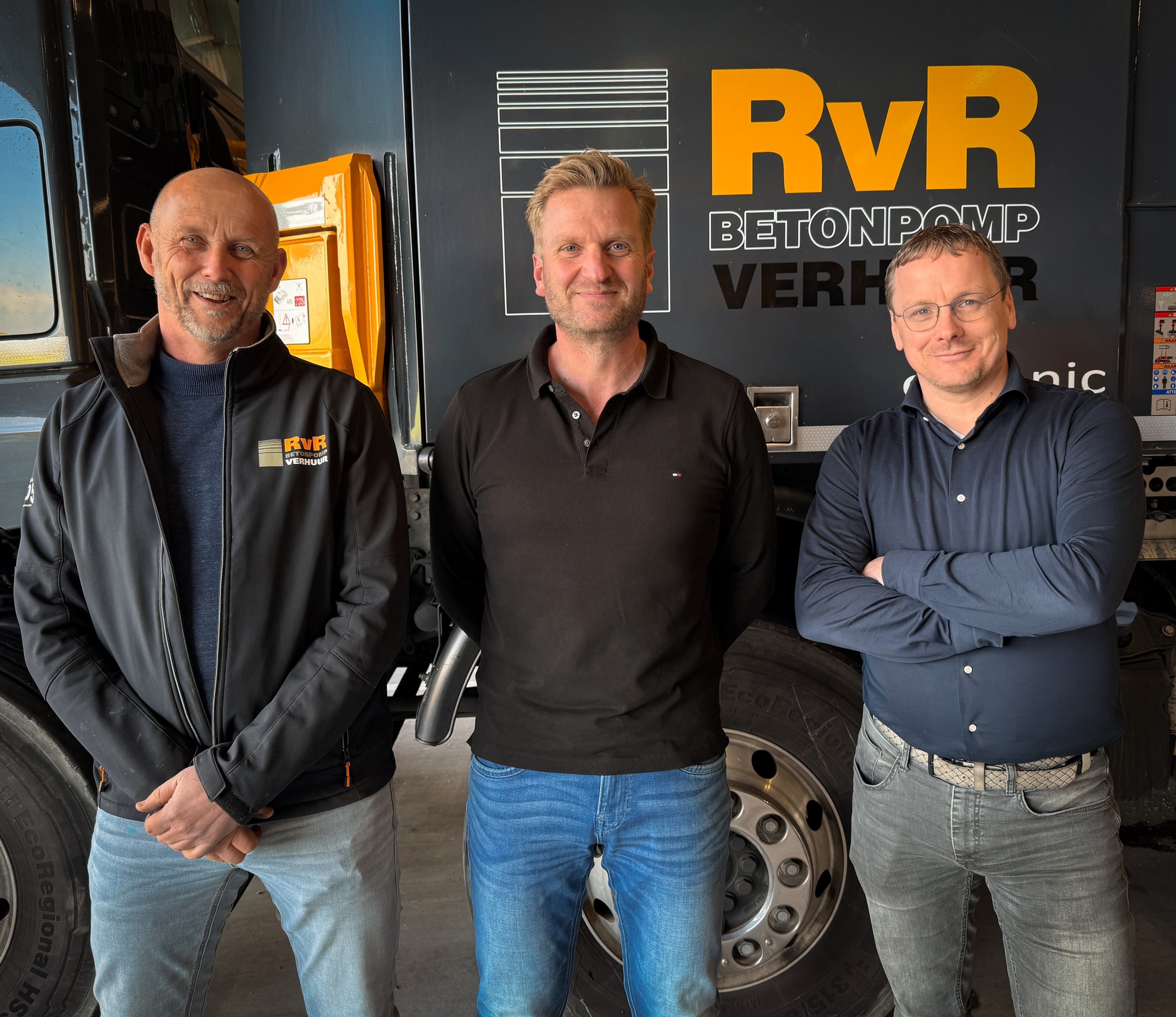 We stellen je graag voor aan Sven, onze nieuwe bedrijfsleider! 😄

De kans is groot dat je hem binnenkort een keer tegenkomt. Op kantoor, aan de telefoon of gewoon op een project. Want stilzitten is er voor hem niet echt bij.

Sven komt uit het Brabantse Ravenstein en bracht bij zijn tweede sollicitatiegesprek iets mee wat we hier niet snel vergeten: Bossche bollen. Of het een slimme zet was of gewoon goed gevoel voor timing, weten we nog steeds niet. Feit is wel: ze smaakten goed en hij zit hier nu.

Inmiddels werkt hij twee maanden bij RvR Betonpomp Verhuur en begint hij steeds meer zijn plek te vinden. Zoals je dat hier doet: door gewoon mee te draaien, mee te kijken en vooral door te doen. Maar wat hem echt typeert, zie je niet op zijn cv.

Sven is nieuwsgierig. Niet alleen naar ons vak en naar alle collega's, maar ook naar alles daaromheen. In zijn vrije tijd pakt hij liever het Financieel Dagblad, een technisch of managementboek dan een roman. Dat is voor hem echt ontspanning. En wij profiteren daar stiekem een beetje van mee, want hij vertaalt die inzichten direct naar concrete ideeën en kansen voor RvR. 

De komende tijd wil hij nog vaker naar buiten. De bouwplaats op, meelopen met de machinisten en zelf ervaren hoe het er in de praktijk aan toe gaat. Op kantoor ligt er ondertussen ook genoeg op hem te wachten. Juist die combinatie van meedenken en meedoen past hem goed.

Sven, we zijn blij dat je er bent. En voor de zekerheid: die Bossche bollen mogen best nog een keer mee hoor. 😉