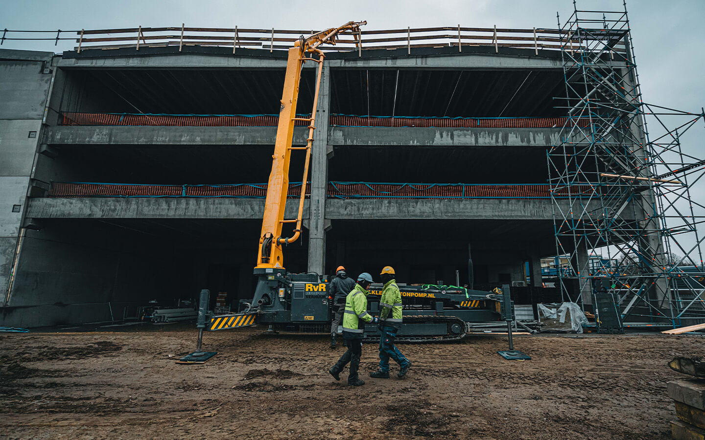 RvR Betonpomp verhuur Materieel Rupsbetonmast Hoogbouw