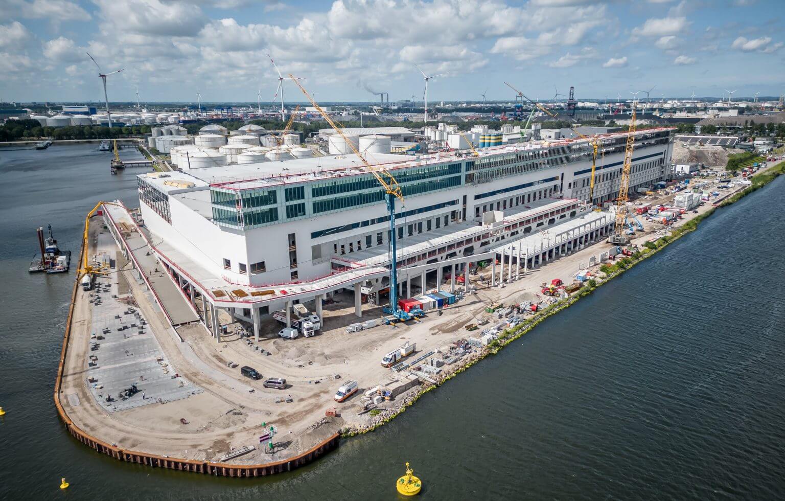 De bouw van de Amsterdam Logistic Cityhub, een innovatief logistiek centrum in het hart van de stad.