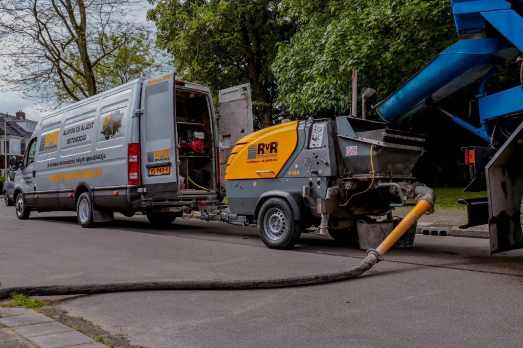 Bus en kleine betonpomp Hongarije