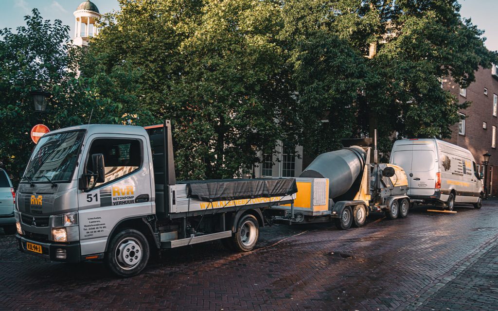 Kleine betonmixer, lichter dan grotere mixers, ideaal voor kleinere bouwprojecten of locaties met beperkte ruimte.
