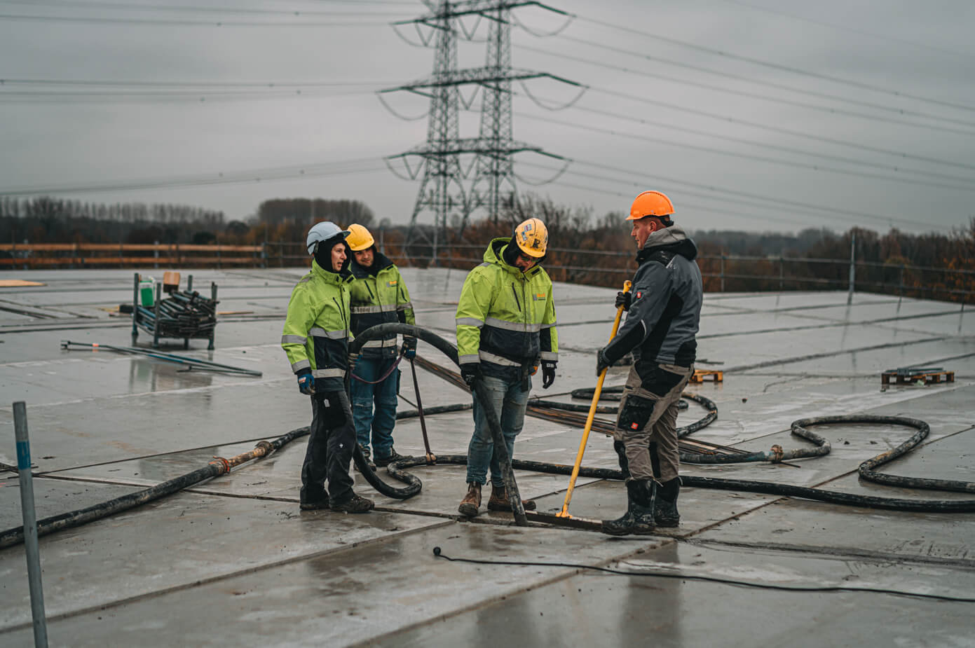 Stortploeg die naden vult met beton en aanveegt
