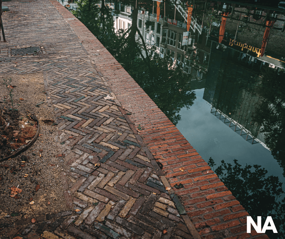 De gerenoveerde kademuur van de Oudegracht in Utrecht, die nu zorgt voor betere stabiliteit en waterkering.