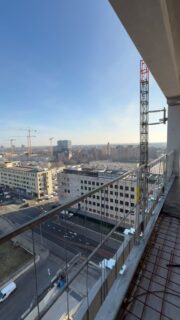 Welkom op project Linden in Amsterdam Zuidoost. De afgelopen maanden waren we hier regelmatig aan het werk, waarbij we op meerdere verdiepingen beton stortten voor de naden tussen de kanaalplaten en de druklagen. Om iedereen op de bouw te bedanken, waaronder opdrachtgever Dura Vermeer, verrasten we meer dan 200 bouwvakkers met verse stamppot van Slagerij Arsenal!

#stamppot #amsterdam #linden #bouw