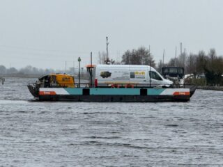 Je moet beton storten… maar de bouwplaats ligt op een eiland 😅⛴️

Op Kaag konden we niet met zwaar verkeer komen. Geen brug, geen omweg, alleen water.

Dus gingen onze kleine betonmixer en betonpomp gewoon met het pontje heen en weer. Laden → overvaren → lossen → terug… en repeat 🔁

In totaal zo 9,5 kuub beton gestort voor een fundering.
Best een logistieke uitdaging, maar wel een hele leuke!😎

En zeg nou zelf… dit zie je ook niet elke dag 👀

#beton #bouw #kaag #humor
