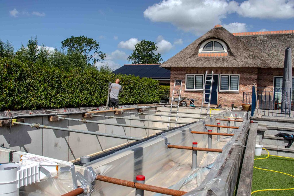 Bouwfolie bedekt de wanden voor de stort van schuimbeton