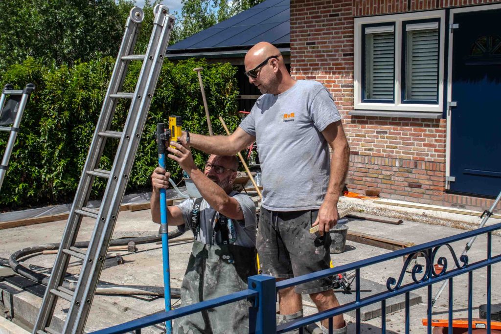 Gestort schuimbeton wordt gemeten met een laser voor nauwkeurigheid