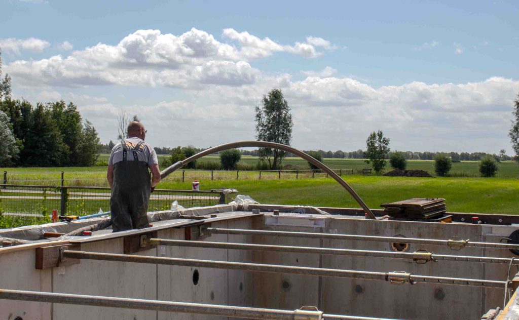 Medewerker mikt schuimbeton op de juiste plek voor nauwkeurige toepassing