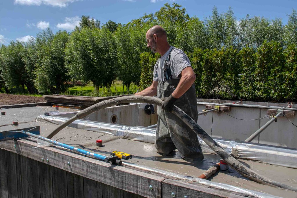 Medewerker stort schuimbeton voor isolatie en versterking