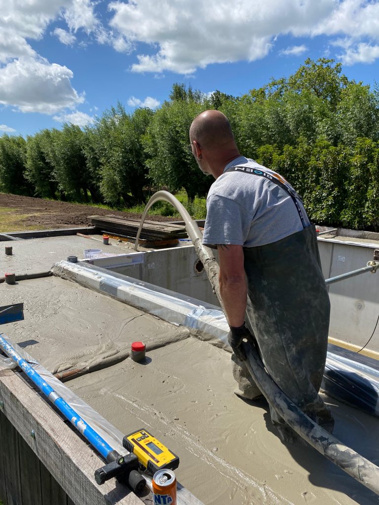 Schuimbeton gestort in een zwembadrand