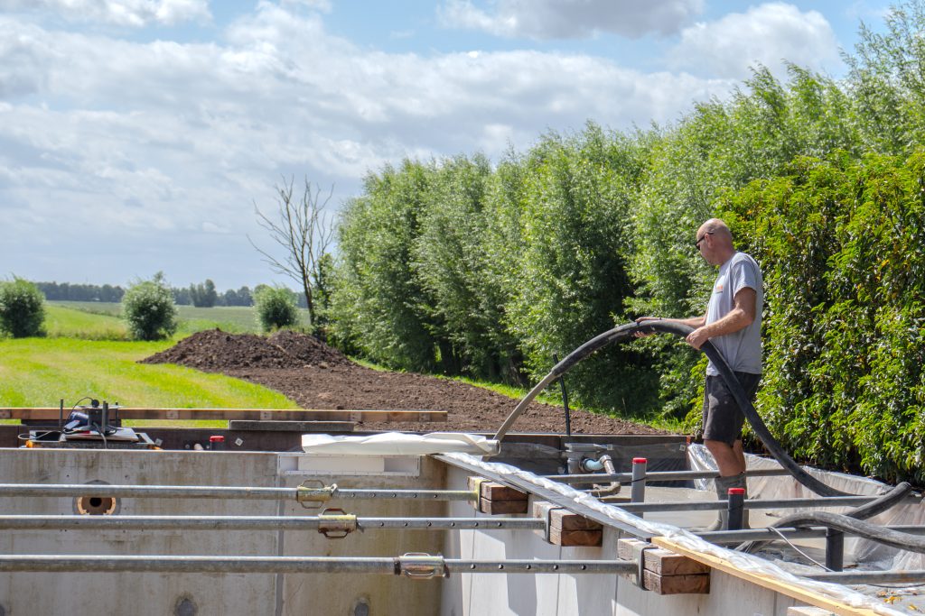 Schuimbeton gestort in de zwembadrand, licht en duurzaam voor de bouw