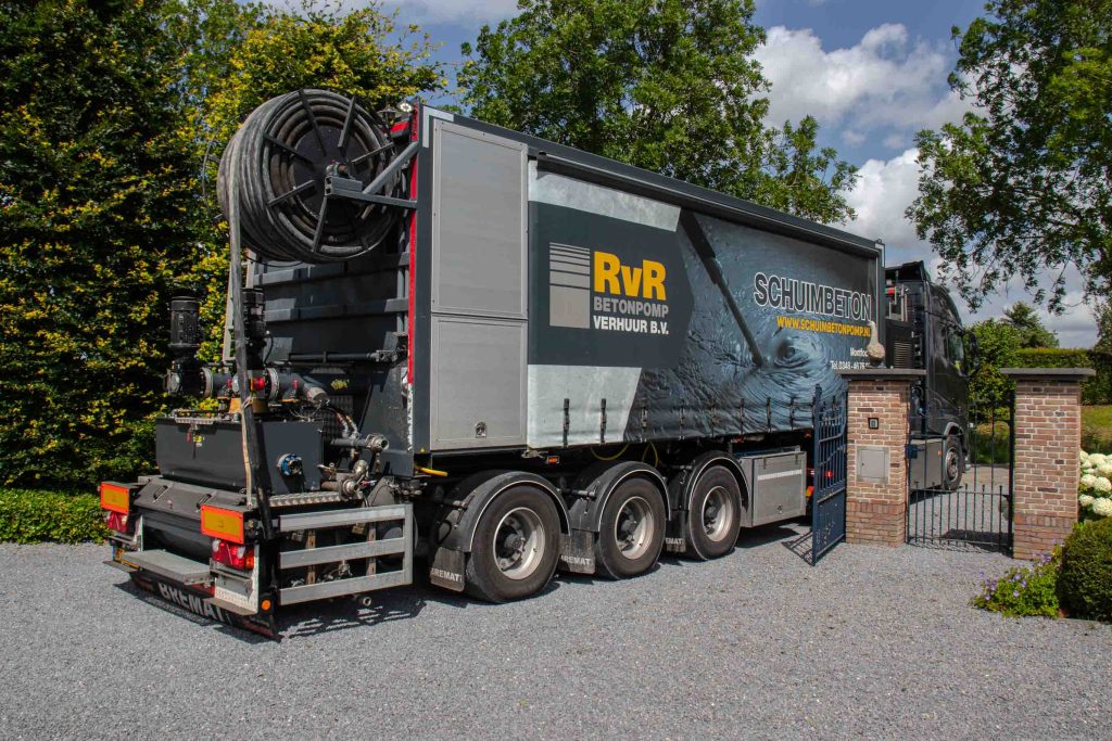 Schuimbetonpomp rijdt het terrein van de klant op voor het storten van beton in de zwembadwanden