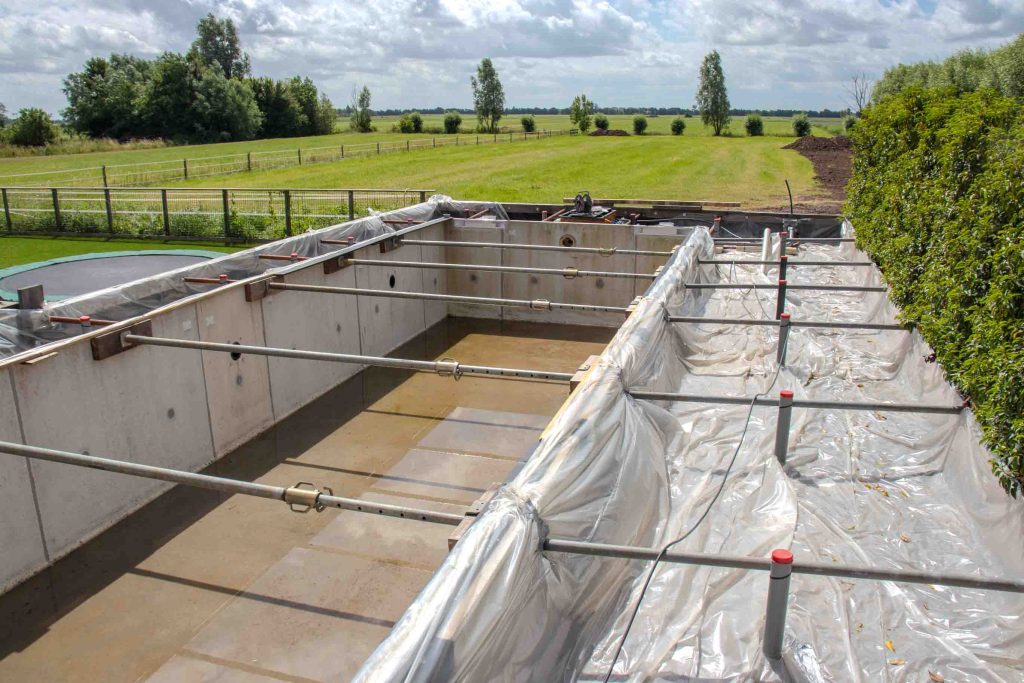 Zwembadwanden voorbereid voor het storten van schuimbeton