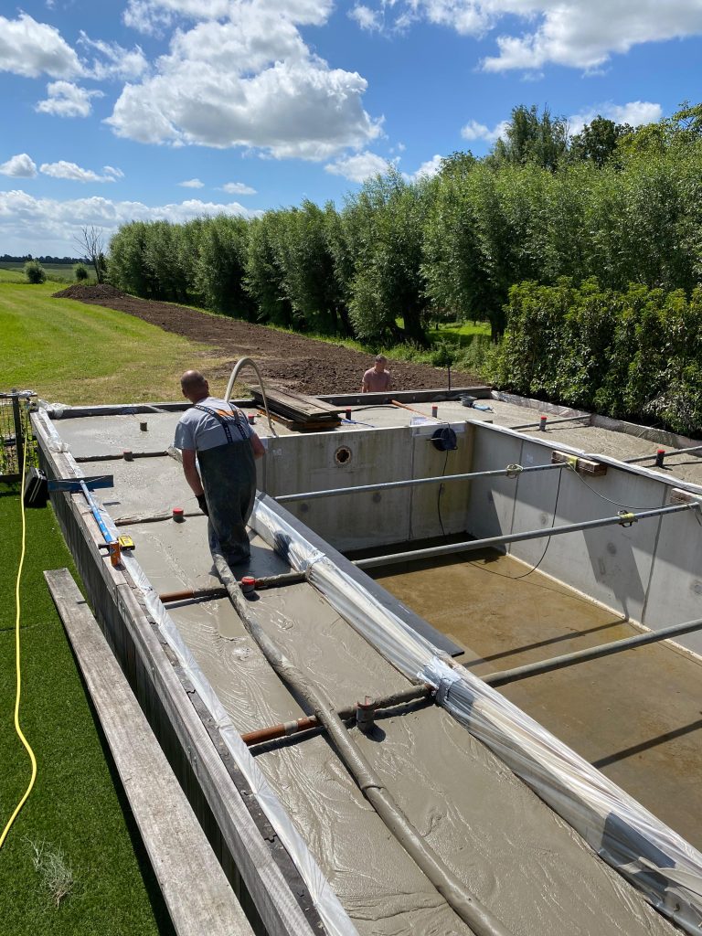 Zwembadrand wordt opgevuld met schuimbeton