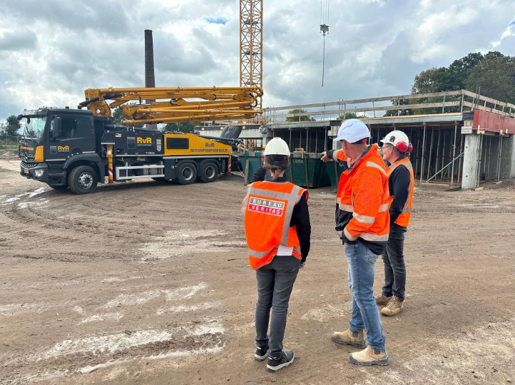 Inspectie van de bouwplaats, trede drie van de veiligheidsladder bereikt