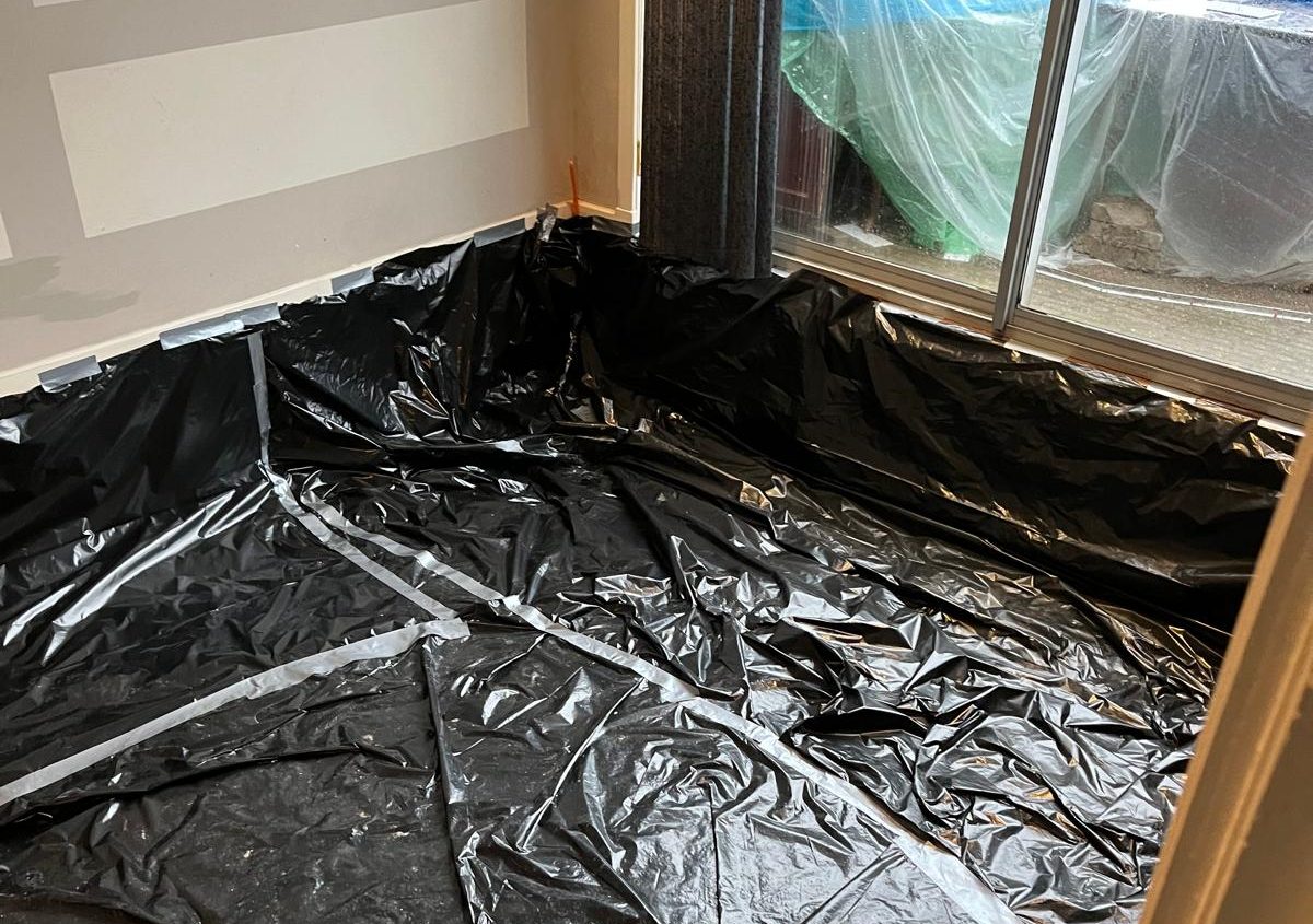 Bouwfolie aangebracht ter voorbereiding stort schuimbeton vloerisolatie