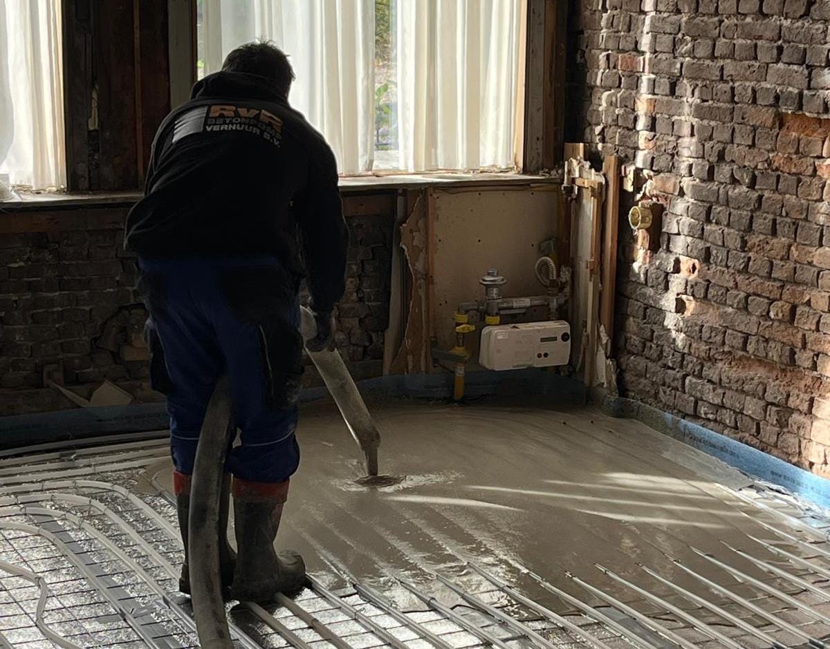 Dekvloer gestort op schuimbeton en vloerverwarming