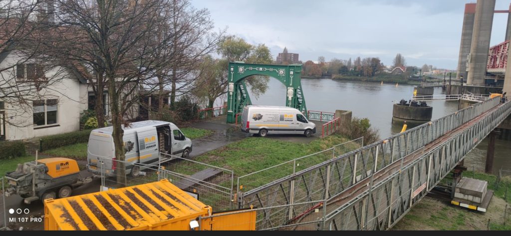 Twee betonpompen bij de Spijkernisserbrug.