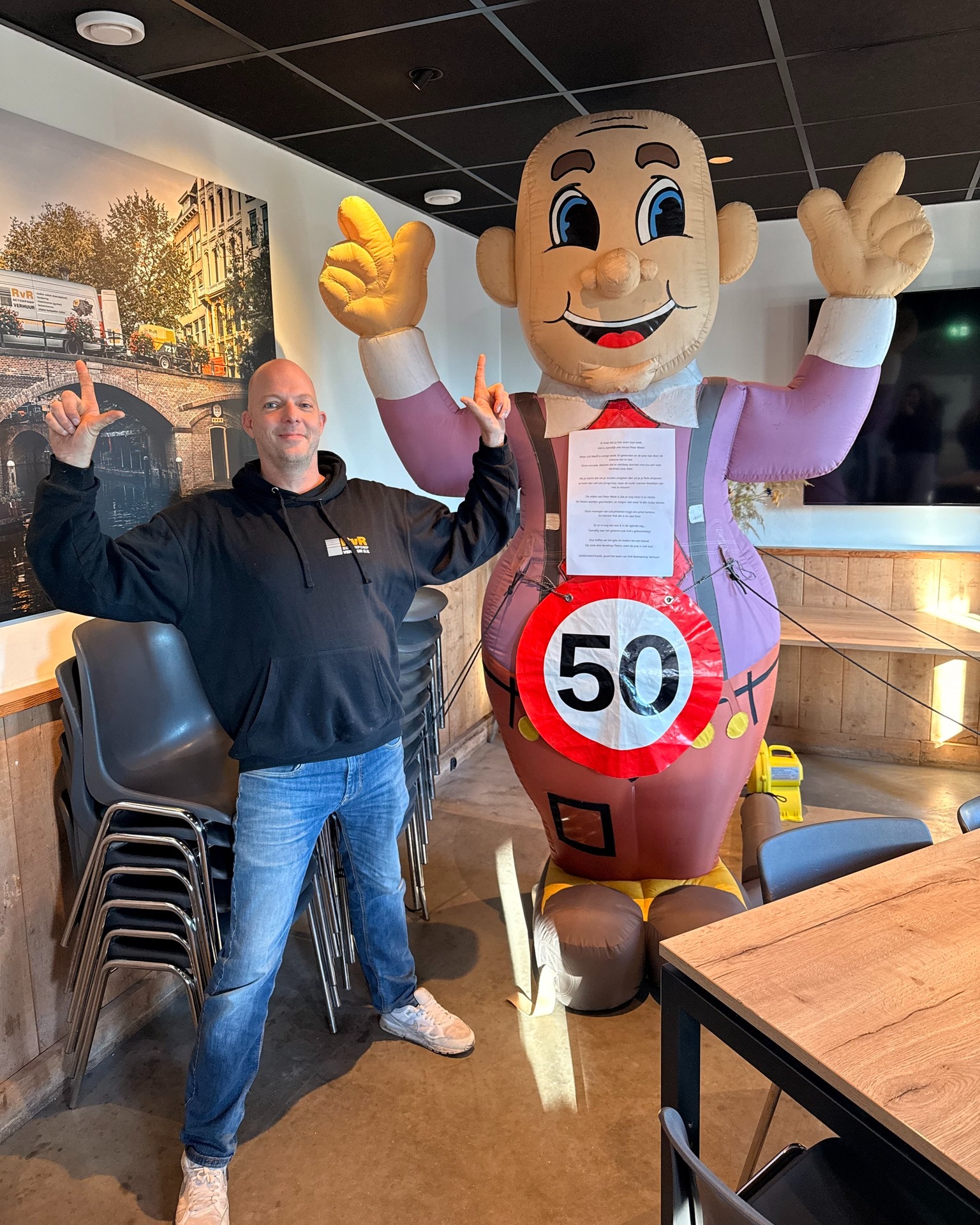 Ik snap dat je hier even naar keek,
Het is namelijk een heuze Peter Week!

Peter v/d Werff is laatst 50 geworden en de pop was door de sneeuw iets te laat,
Gelukkig dat er vandaag wel een kale Abraham pop staat.

Als je dacht dat we je zouden vergeten dan zul je je flink vergissen.
Je hebt dan wel een jonge kop, maar de oude mannen kwaaltjes zijn niet te missen!

De reden van Peter Week is dat er nog meer is te vieren,
De Peters worden gescheiden, ze mogen niet meer in één hokje klieren.

Onze manager van schuimbeton krijgt een privé kantoor,
En Peter Kok die is nu opa hoor.

En er is nog iets wat ik in de agenda zag…
Toevallig was het gisteren ook Kok’s geboortedag!

Dus heffen we het glas en maken we wat kabaal,
Op onze drie lievelings Peters, want de pop is ook kaal. 😄