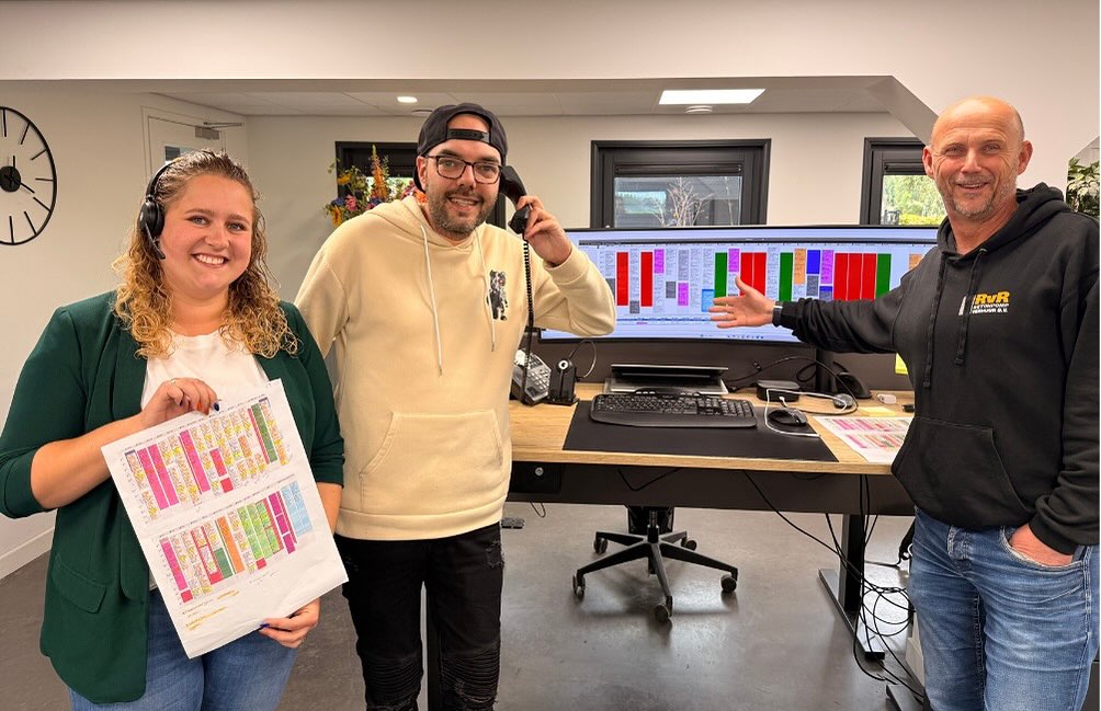 We zoeken een nieuwe planner! 📞📅

Er zijn van die plekken in een bedrijf waar het elke dag bruist van de activiteit. Waar de telefoon gaat, appjes binnenkomen, collega’s even langslopen om iets te overleggen, klanten bellen met nieuwe aanvragen en machinisten onderweg zijn naar hun volgende klus. 

Een plek waar je midden in de actie zit, waar geen dag hetzelfde is en waar jij het overzicht bewaart terwijl alles om je heen in beweging is.

Bij ons heet die plek: de planning.

Vanuit ons kantoor in Montfoort worden elke dag tussen de 60 en 70 klussen in goede banen geleid. Van funderingen in Utrecht tot vloeren in Amsterdam, alles loopt via dit team.

Samen met Zoë en Lars zorg je dat alles op rolletjes loopt. Twee collega’s die niet alleen overzicht houden en snel schakelen, maar ook zorgen voor een goede sfeer en een hoop gezelligheid. Met elkaar vormen jullie het kloppend hart van ons bedrijf.

Het is een baan vol dynamiek. Soms loopt alles strak volgens plan, soms gooit een file, een spoedklus of een verdwaalde betonmixer roet in het eten. Maar dat is juist wat het leuk maakt. Jij houdt het overzicht, schakelt snel en denkt in oplossingen.

Dus: ben jij goed in plannen, hou je van structuur, én kun je kalm blijven als alles tegelijk komt?

Dan zoeken wij jou.

📍 Montfoort | Fulltime
☕ Nieuwsgierig? Kom gerust een bak koffie doen.

#vacature #planner #bouw #beton #montfoort #betonpomp