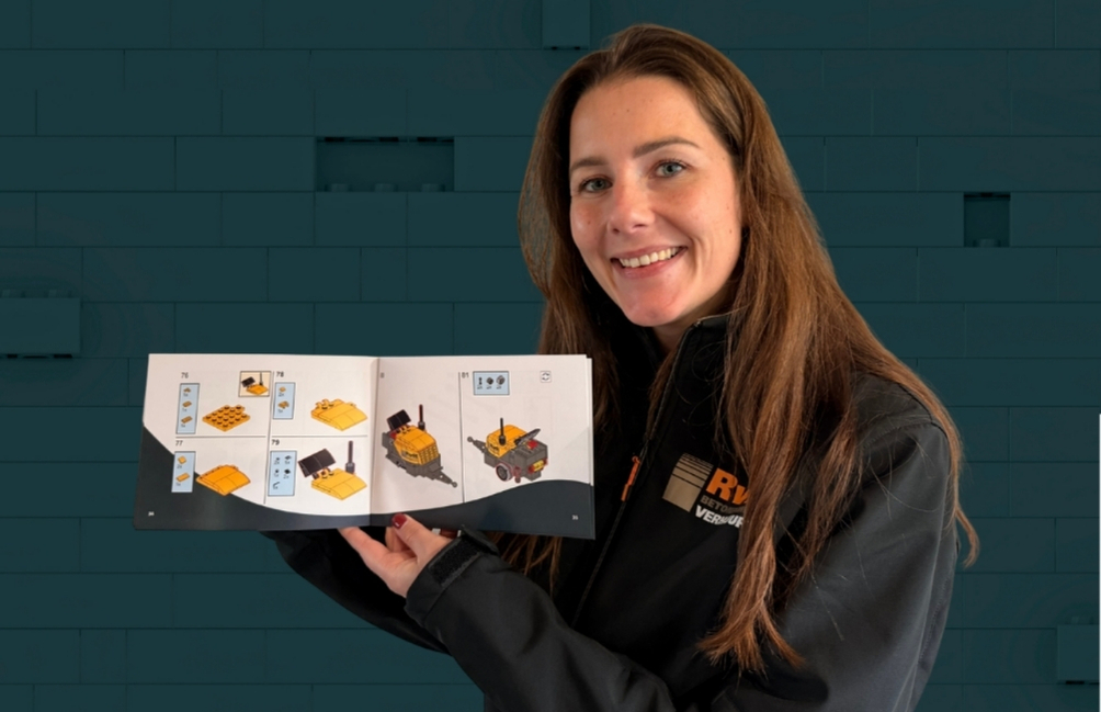 Denise met instructieboekje LEGO Betonpomp
