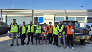 Afgelopen week hadden we bezoek van zeven studenten van een Middelbare vakschool uit Turkije. 🇹🇷

Ze waren in Nederland om te leren hoe hier met (kleine) betonpompen wordt gewerkt en namen daarom ook een kijkje bij ons bedrijf. We vertelden ze meer over ons werk in een presentatie, lieten ze onze pompen en mixers van dichtbij zien en namen ze mee naar de betoncentrale van Dyckerhoff Basal voor een rondleiding.

Hoewel we elkaars taal niet spraken, kwamen we met behulp van een tolk en een gedeelde interesse in het vak verrassend ver. Mooi om op deze manier kennis en ervaringen met elkaar te delen. We wensen de jongens veel succes met hun opleiding!