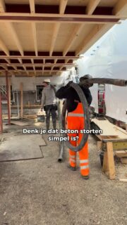 In het centrum van Utrecht kunnen we door de oude werfkelders langs de grachten niet dichter bij het werk komen. Zwaar materieel is hier simpelweg geen optie.

Dus? 235 meter slang uitleggen. Dwars door de stad.

We stonden opgesteld op de Ganzenmarkt en hebben zowel de vijfde verdieping als de kelder van Magazijn De Zon voorzien van een betonnen vloer. Een bijzonder project midden in de binnenstad, waar momenteel wordt gewerkt aan de restauratie en transformatie van het pand door Burgy.

Wij zijn hier ingeschakeld door Mels Renes, die ook hielp met de afwerking van de vloer.

Niet de eerste keer dat we hier staan en elke keer weer een mooie uitdaging met veel bekijks. Trots op het resultaat. Wat een topploeg. 💪🏼