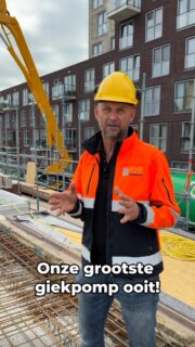 Nieuwe mijlpaal: onze allergrootste betonpomp ooit! 🤩

Voor het eerst in de geschiedenis van RvR Betonpomp Verhuur hebben we een 60 meter giekpomp in ons wagenpark.

Afgelopen week was het zover: de eerste klus in Utrecht. Voor onze nieuwe machinist André meteen een bijzonder moment. Een nieuwe machine leren kennen is altijd even wennen, maar met een 7-delige mast van 60 meter is het toch nét even andere koek. André omschreef het uitklappen mooi: “Met al die mastdelen lijkt het wel spaghetti in de lucht.”

Maar zodra alles stond, maakte de spanning vooral plaats voor enthousiasme. De machine werkt ontzettend prettig, de slang hangt stabiel en André kreeg de pomp tijdens de eerste klus steeds beter in de vingers.

Ook technisch is deze giekpomp bijzonder. De laatste mastdelen zijn gemaakt van carbon: een materiaal dat ontzettend licht én sterk is en daarom bijvoorbeeld ook wordt toegepast in racefietsen en de autosport. Juist bij een mast die tot 60 meter reikt, is gewicht ontzettend belangrijk. Minder gewicht aan het uiteinde maakt zo’n enorm bereik technisch mogelijk.

Daarnaast beschikt de machine over vijf assen en een flexibel stempelprogramma. Dat betekent dat de stempelpoten niet altijd volledig uitgestempeld hoeven te worden. Hierdoor kan de pomp ook op bouwplaatsen met beperkte ruimte zo praktisch mogelijk worden opgesteld.

Grote dank aan CIFA en Van der Spek Vianen B.V. voor de levering en fijne samenwerking. En natuurlijk aan onze contactpersoon Kevin Van Middelkoop, die tijdens de eerste klus aanwezig was om André te begeleiden en wegwijs te maken met de nieuwe machine!

Van klein begonnen naar een giekpomp met een bereik van maar liefst 60 meter…

Daar mogen we best even bij stilstaan! 💪🏼
