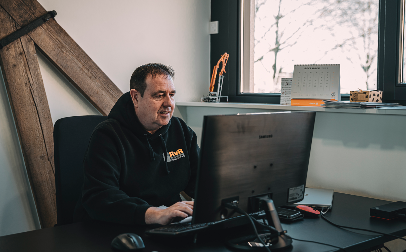 Werkvoorbereider Vacature Wim achter z'n bureau aan het werk als vertegenwoordiger en werkvoorbereider