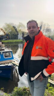 Beton storten op een plek waar je niet dichtbij kunt komen vraagt altijd om creativiteit. In Abcoude werd dat nog een stapje uitdagender, want de enige toegang tot de stortlocatie liep via het water.

Gelukkig vonden we een praktische oplossing. Met een ponton en luchtbedden hebben we de stortlocatie bereikt. Misschien ziet het er een beetje gek uit, maar het werkt verrassend goed!

Sterker nog: het is niet de eerste keer dat we dit zo aanpakken. Door de jaren heen hebben we vaker luchtbedden ingezet. Snel geregeld, betaalbaar en vooral effectief. Want als jij er in de zomer prima op kunt drijven, waarom een betonslang niet?

#creatief #luchtbedden #bouw #beton