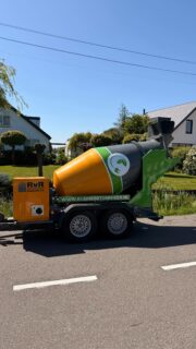Onze kleine accubetonmixers in actie! 🌱🤩

Voor een mantelzorgwoning aan het water in Reeuwijk hebben we zo’n 20 m³ beton gestort. In dit gebied met smalle weggetjes langs het water is zwaar verkeer geen optie, dus een grote betonmixer kwam hier simpelweg niet in de buurt.

Daarom hebben we onze twee kleine accubetonmixers ingezet. Een mooi gezicht, al zeggen we het zelf. Ze pendelen heen en weer en nemen per rit 1 m³ beton mee. Uniek in Nederland en volledig elektrisch, want de trommel draait op een accu.

Het was prachtig weer en binnen een mum van tijd was de klus netjes geklaard. 🙌🏼

#bouw #humor #beton #creatief