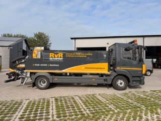 Wat een leuk ding hè? Nieuw in ons wagenpark: onze eigen unieke (kleine) vrachtwagenpomp! 🤩

De Putzmeister pomp is opgebouwd op een compacte vrachtwagen en verpompt maar liefst 50 m³ beton per uur. Een capaciteit waarvoor je normaal al snel uitkomt bij een bus waar een wat grotere aanhangerbetonpomp achter hangt. Wij wilden dat slimmer en compacter oplossen.

Het resultaat? Een kleine, wendbare vrachtwagen met flink wat pompcapaciteit. Een uitvoering die volledig nieuw is binnen ons wagenpark en precies is samengesteld zoals wij hem wilden hebben.

En wie mag ermee op pad? Jelle, de zoon van Hans! Hij is de vaste machinist van deze nieuwe aanwinst en is er apetrots op. 

Op naar heel veel mooie klussen samen! 💪🏼