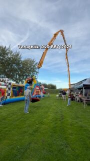 Wat een geslaagde editie! 🔥

Afgelopen zaterdag kwamen we met al onze collega’s inclusief aanhang, samen voor de jaarlijkse RvR BBQ.

Van het springkussen en voetbaldarten tot de boksbal, slushpuppies en suikerspinnen. Ondertussen stond er heerlijk eten klaar, verzorgd door Slagerij Arsenal, en later ging de muziek lekker aan. 🍻

Vooral heel veel gezelligheid, lekker eten en een goede sfeer. Precies zoals een RvR BBQ hoort te zijn.

Bedankt allemaal voor deze mooie avond!