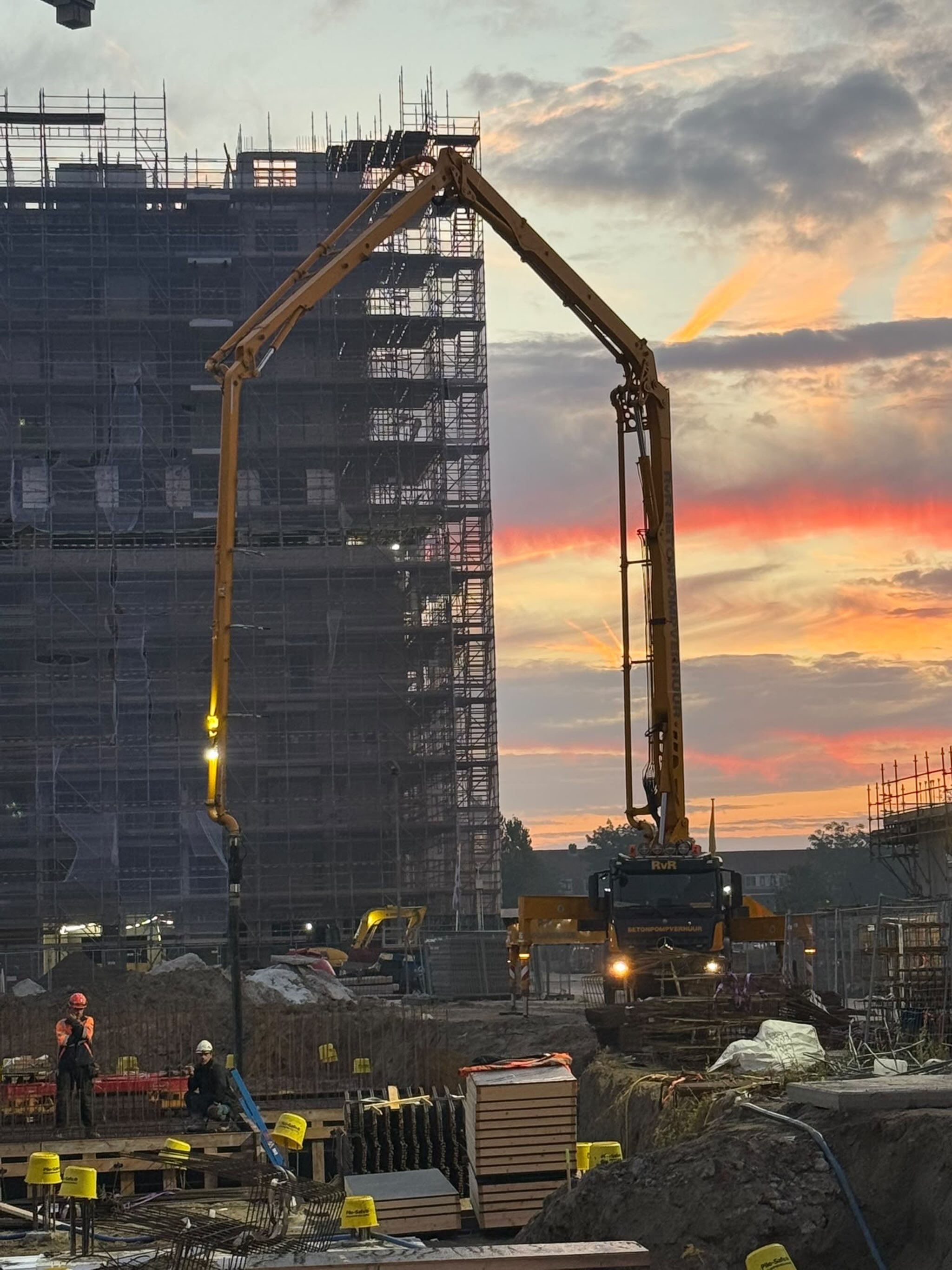 Met zo’n prachtige lucht op de achtergrond is beton storten toch nét even mooier! 🌅

Onze machinist Jeroen was met een van onze giekpompen aan het werk op het project Urban8 in de Merwedekanaalzone in Utrecht. Hier realiseert De Vries en Verburg 171 koopwoningen, commerciële ruimtes en een ondergrondse parkeergarage.

In opdracht van Heidelberg Materials verzorgden wij het pompwerk voor de fundering van dit mooie nieuwbouwproject.